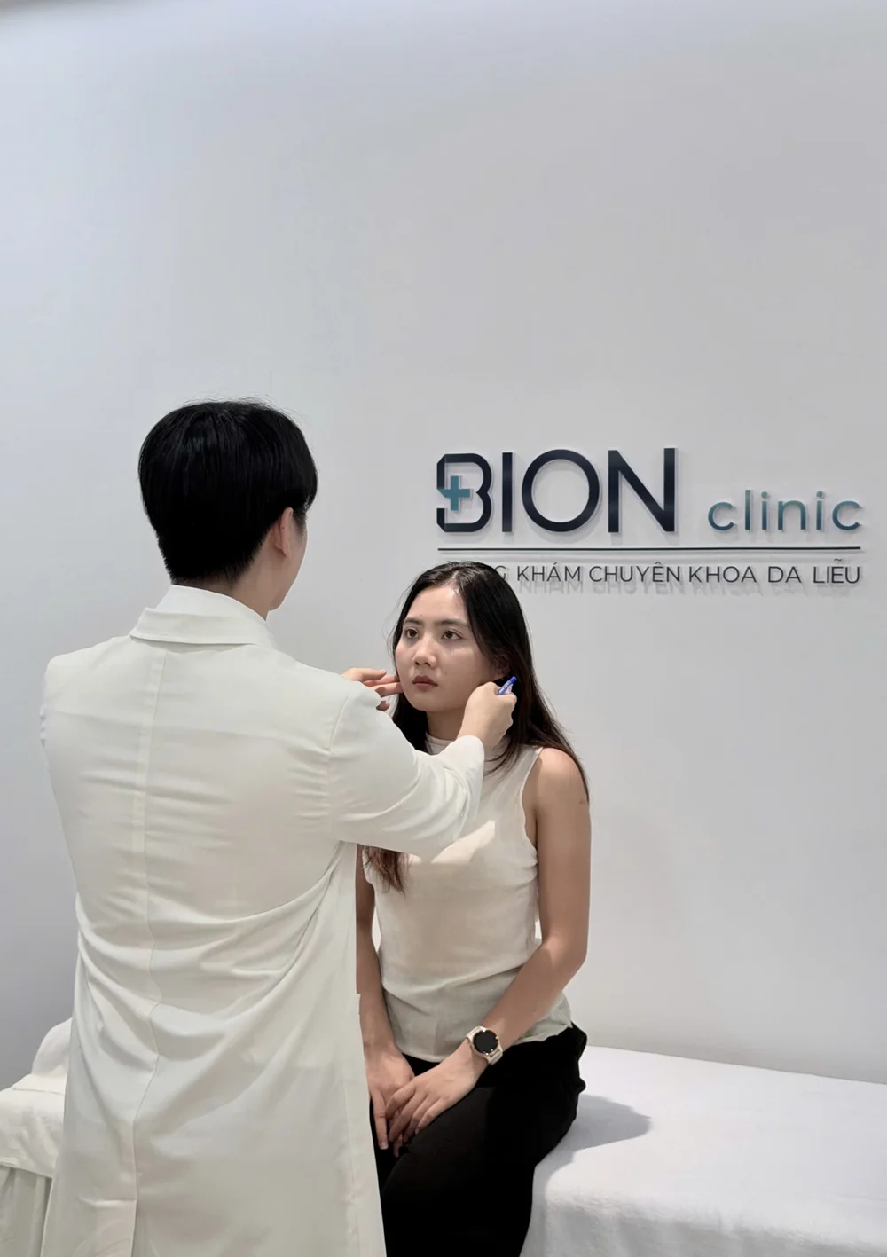 Bác sĩ thăm khám tại BION aesthetic clinic