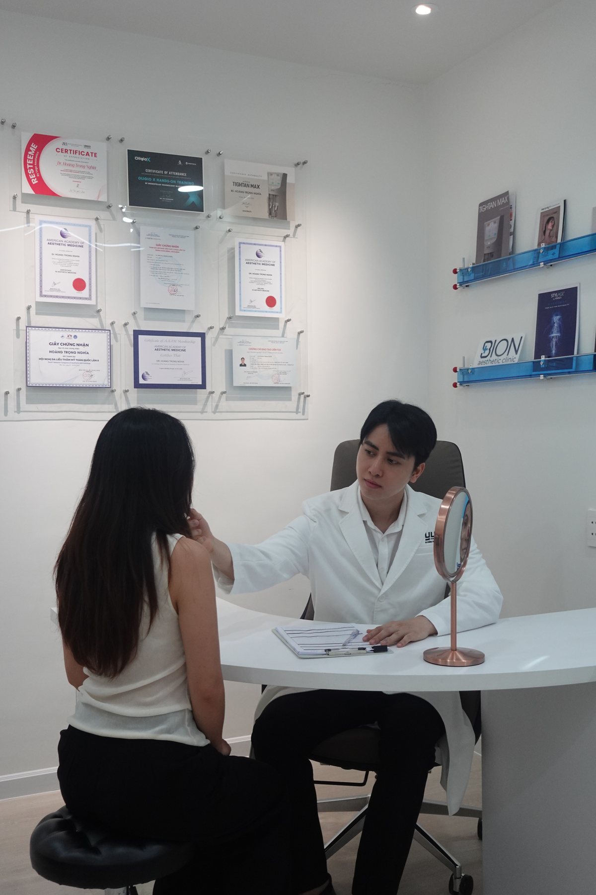 Bác sĩ thăm khám và tư vấn trực tiếp cho khách hàng tại BION aesthetic clinic