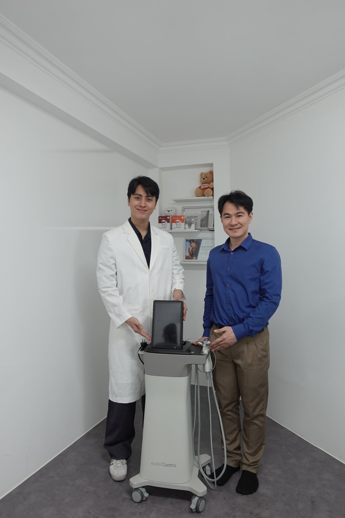 Bác sĩ cùng thiết bị Apollo Quattro tại BION aesthetic clinic